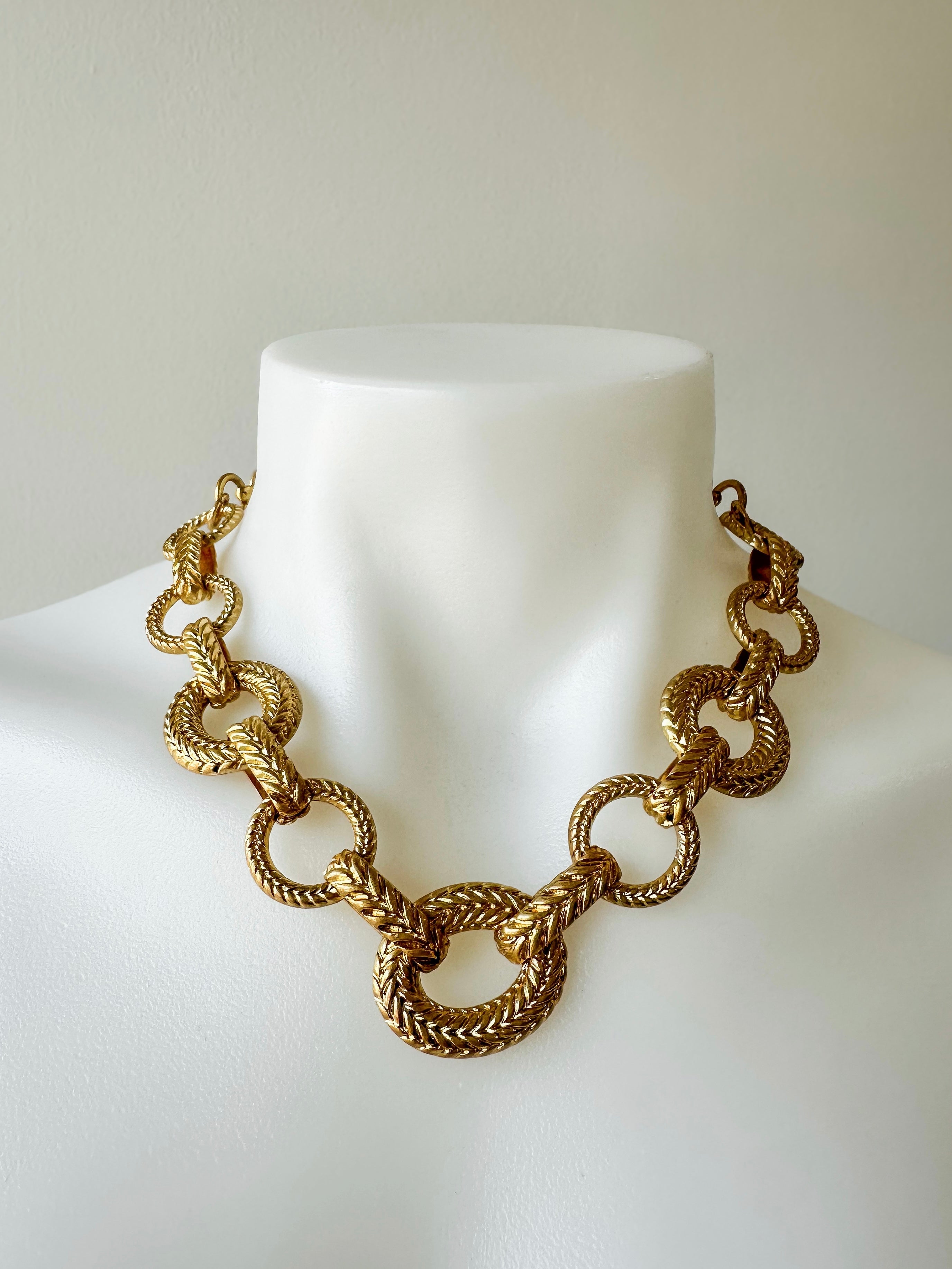 Textured Oval Chain Necklace