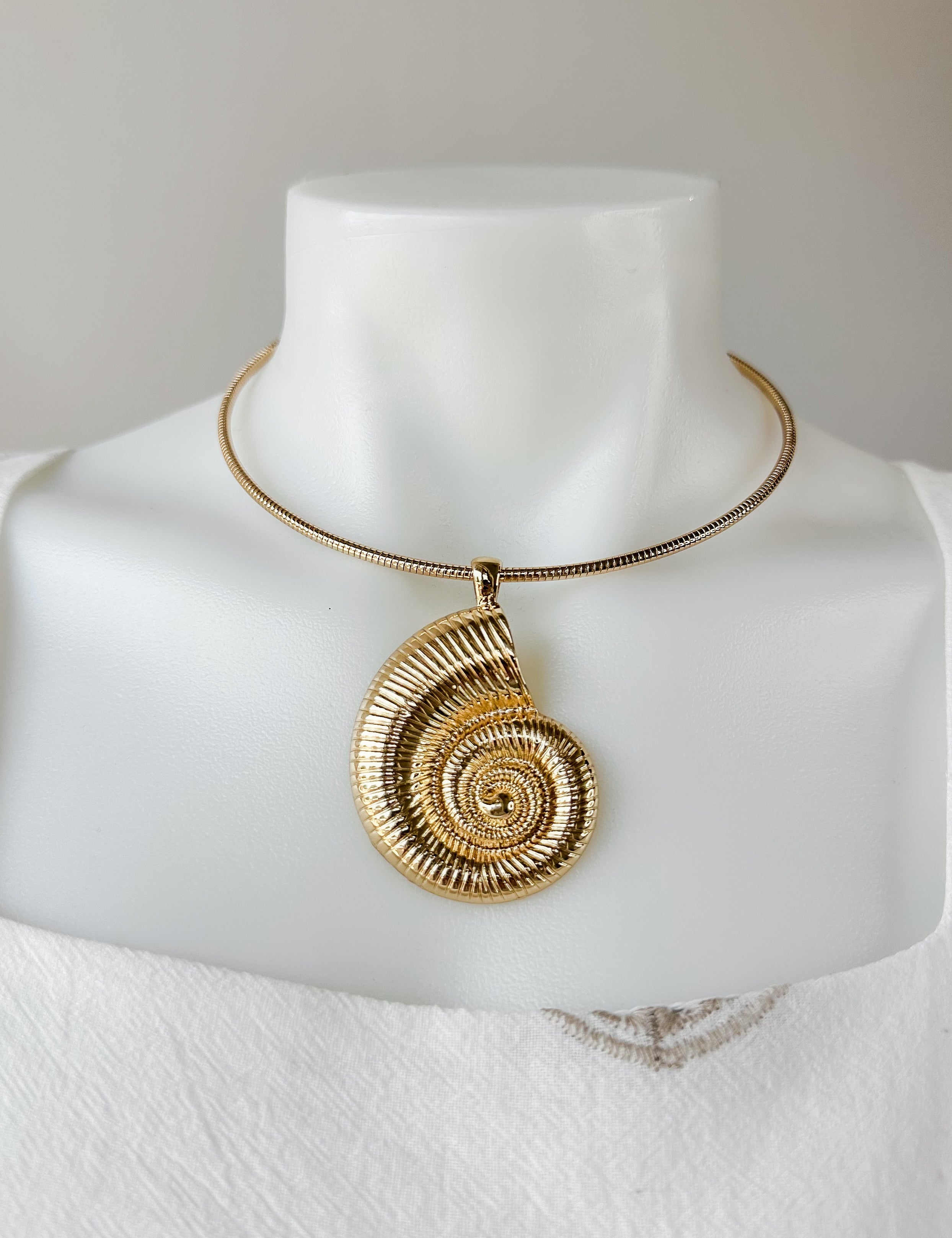 Textured Shell Wire Choker
