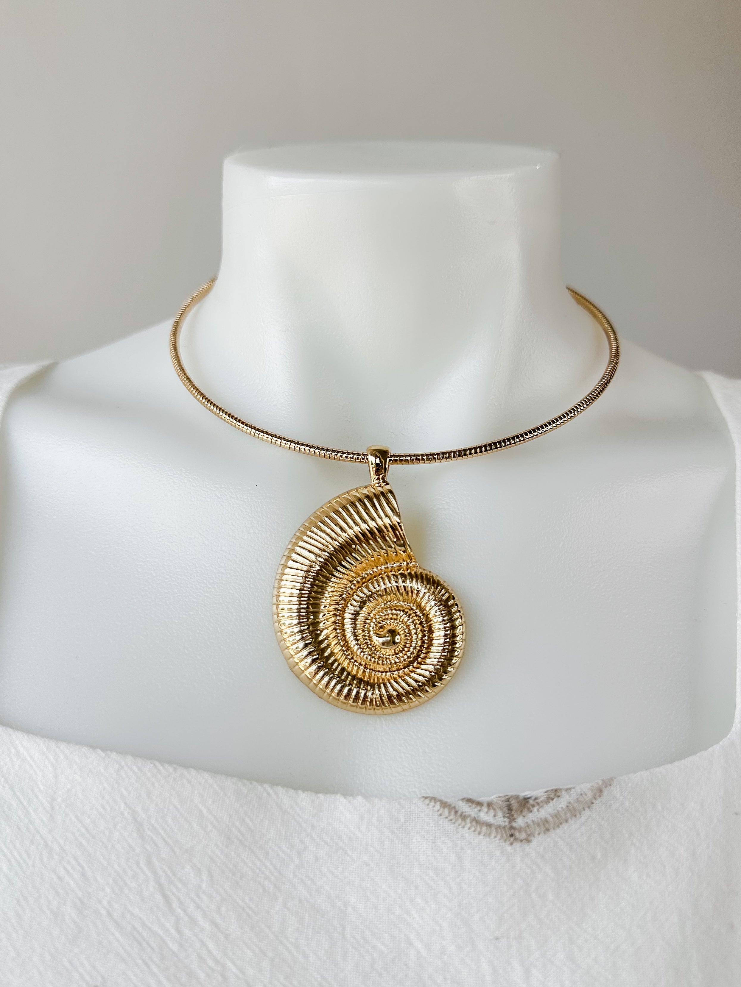 Textured Shell Wire Choker